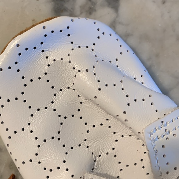 NEW, white with circle pattern Mon Petit Shoes Size 6 Soft Soles, leather ties - Picture 4 of 7